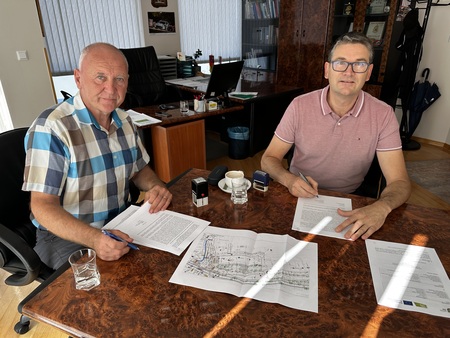 Podpis pogodbe_župan Franc Kranjc in g. Boštjan Rigler (Hidrotehnik d.o.o.)
