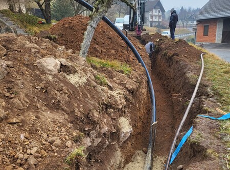 Vgradnja cevi vodovoda in cevi za optiko